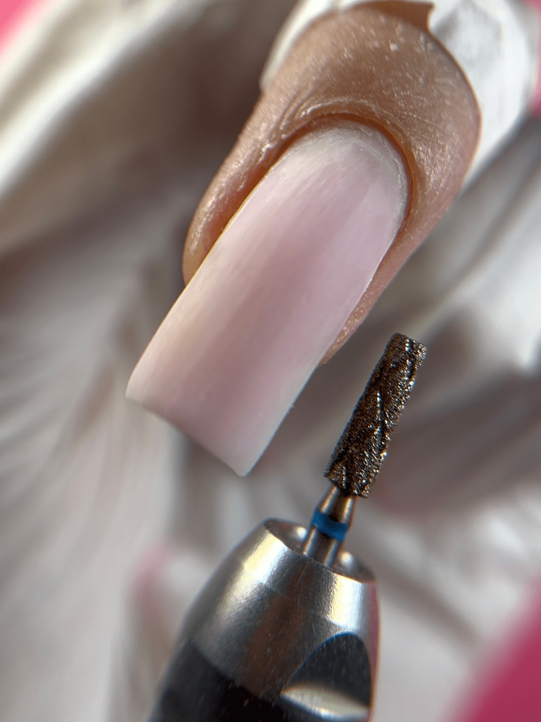 Frez diamentowy do skórek w kształcie ściętego stożka – Frez z nacięciami COOL BITS GOLD LINE - iqnails